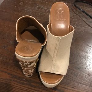 COPY - Tory Burch size 9 logo wedge peep toe sand…